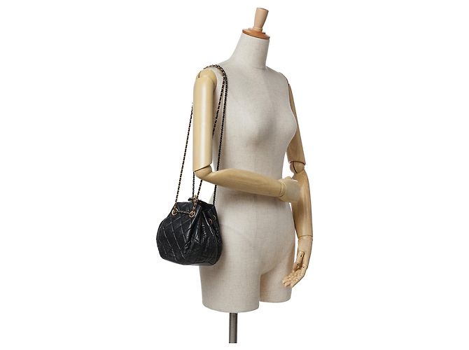 Borsa a secchiello in pelle di agnello trapuntata Chanel CC con catena, nera Nero - vista 9