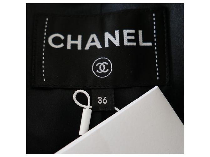 Cappotto in tweed a quadri bianco e nero Chanel Pre-Fall 2023 23A - vista 11