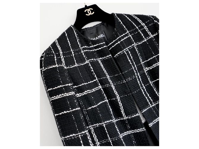 Cappotto in tweed a quadri bianco e nero Chanel Pre-Fall 2023 23A - vista 3