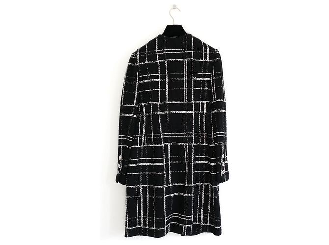 Cappotto in tweed a quadri bianco e nero Chanel Pre-Fall 2023 23A - vista 4