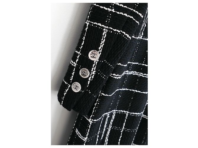 Cappotto in tweed a quadri bianco e nero Chanel Pre-Fall 2023 23A - vista 5