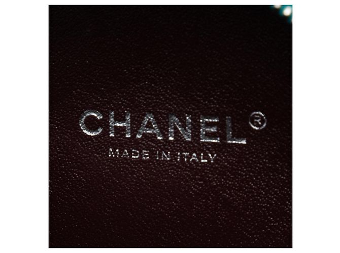 Chanel Matelassé Metallic Caviar Oval Camera Bag mit Regenbogen-Hardware Blau - Ansicht 5