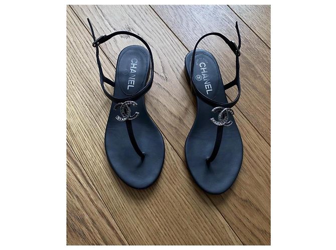 Schwarze Chanel Sandalen mit Kristallen - Ansicht 2