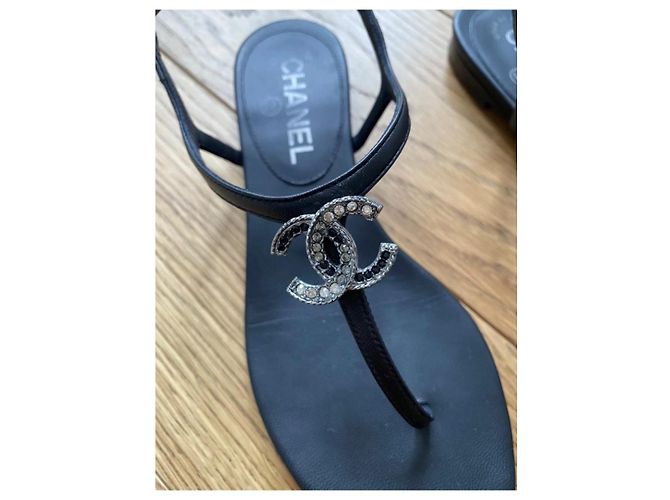 Schwarze Chanel Sandalen mit Kristallen - Ansicht 3