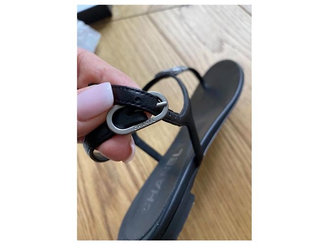 Schwarze Chanel Sandalen mit Kristallen - Ansicht 4