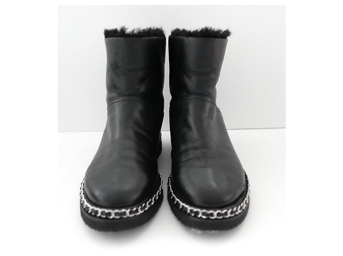 Botas de tobillo de cuero forradas de shearling con trim de cadena de Chanel Negro - vista 2