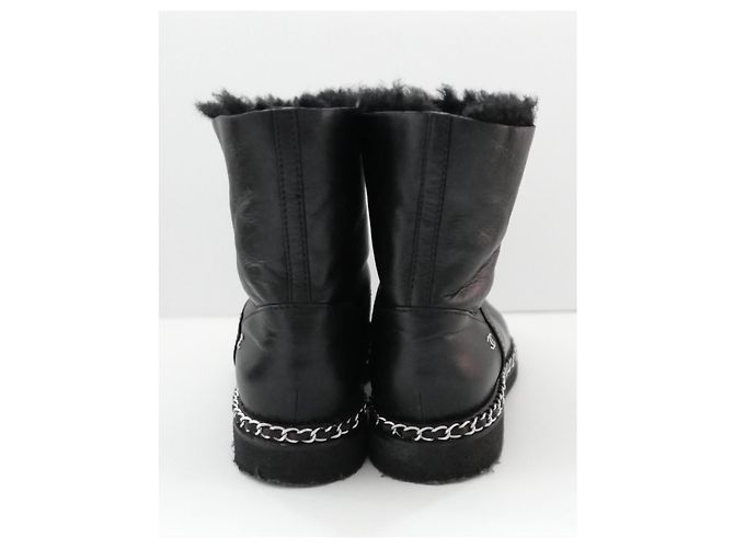 Botas de tobillo de cuero forradas de shearling con trim de cadena de Chanel Negro - vista 3