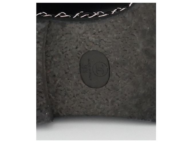 Botas de tobillo de cuero forradas de shearling con trim de cadena de Chanel Negro - vista 5