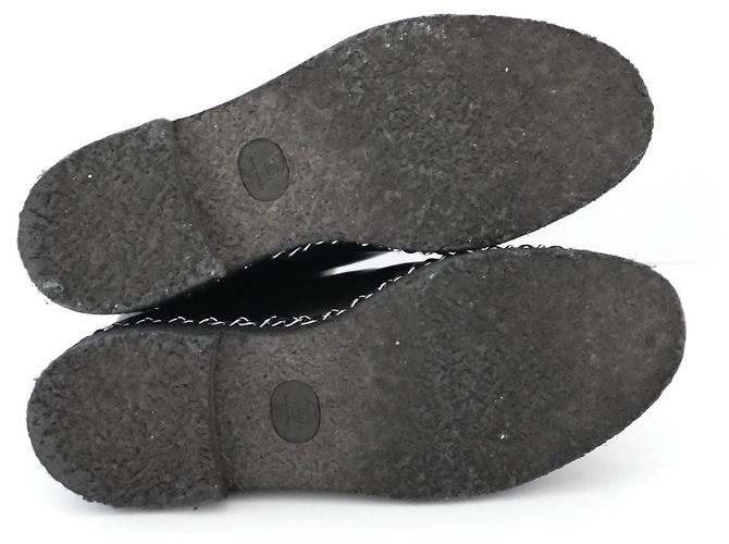 Botas de tobillo de cuero forradas de shearling con trim de cadena de Chanel Negro - vista 6