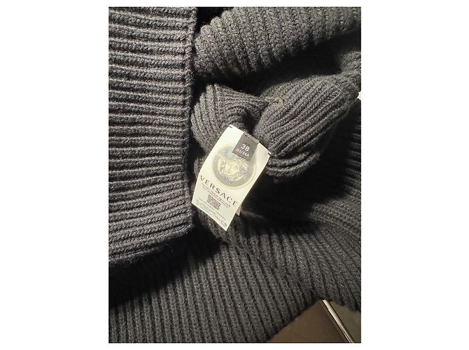 Versace Stivali con Spilla di Sicurezza & Set Poncho con Collo Alto con Spilla di Sicurezza Nero - vista 13