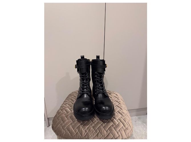 Versace Stivali con Spilla di Sicurezza & Set Poncho con Collo Alto con Spilla di Sicurezza Nero - vista 2