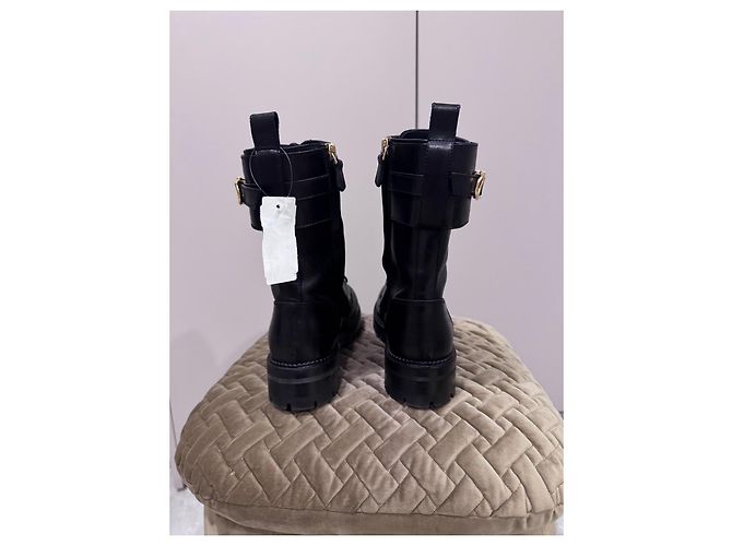 Versace Stivali con Spilla di Sicurezza & Set Poncho con Collo Alto con Spilla di Sicurezza Nero - vista 3