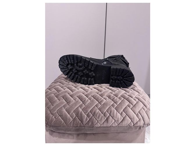 Versace Stivali con Spilla di Sicurezza & Set Poncho con Collo Alto con Spilla di Sicurezza Nero - vista 4