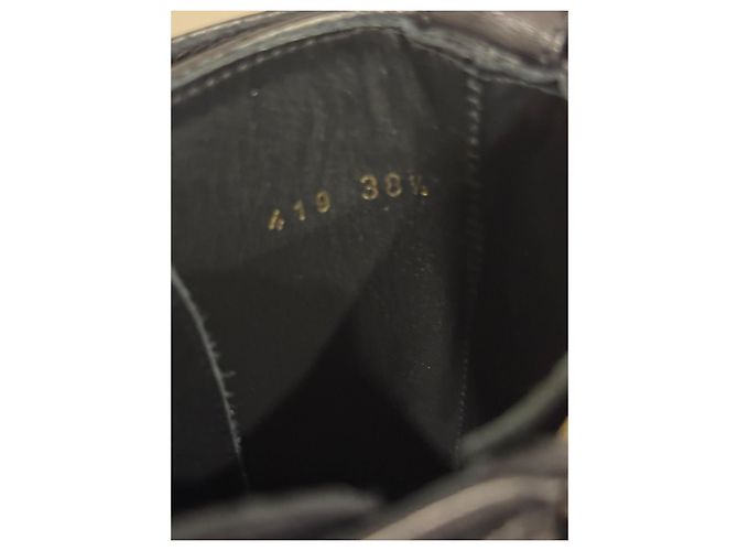 Versace Stivali con Spilla di Sicurezza & Set Poncho con Collo Alto con Spilla di Sicurezza Nero - vista 5