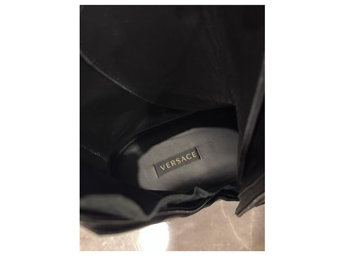 Versace Stivali con Spilla di Sicurezza & Set Poncho con Collo Alto con Spilla di Sicurezza Nero - vista 7