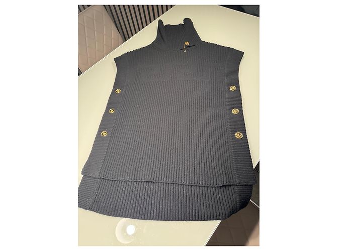 Versace Stivali con Spilla di Sicurezza & Set Poncho con Collo Alto con Spilla di Sicurezza Nero - vista 8