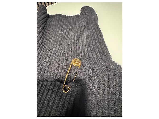 Versace Stivali con Spilla di Sicurezza & Set Poncho con Collo Alto con Spilla di Sicurezza Nero - vista 9