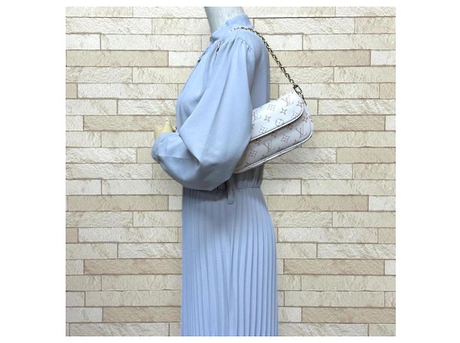 Borsa a tracolla Louis Vuitton Ivy Monogram Dune Wallet on Chain Bianco Beige - vista 2