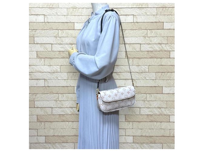 Borsa a tracolla Louis Vuitton Ivy Monogram Dune Wallet on Chain Bianco Beige - vista 4