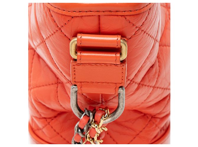 Chanel Gabrielle Medium Hobo in Pelle di Vitello Invecchiata Arancione - vista 10