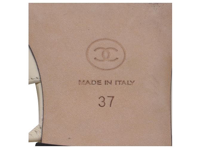 Timeless Bailarinas slingback Chanel CC en cuero crema Blanco Crudo - vista 9