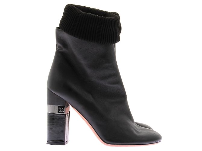 Botines de tacón Chanel en cuero negro - vista 2
