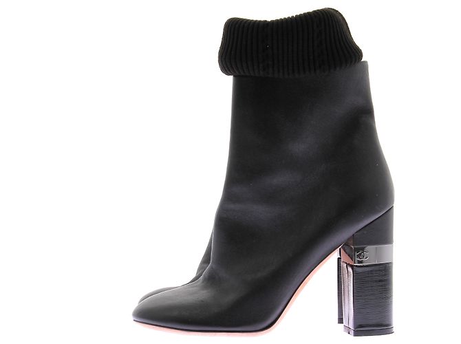 Botines de tacón Chanel en cuero negro - vista 3