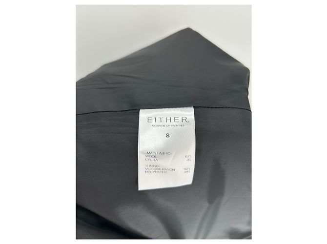 Autre Marque Schwarzer Woll-Trenchcoat mit Gürtel - Ansicht 6