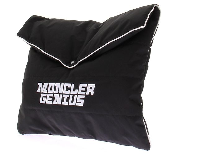 Autre Marque Pochette imbottita nera MONCLER logo in nylon Nero - vista 5