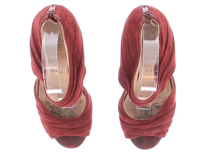 Christian Louboutin Sandali con tacco in camoscio rosso - vista 7