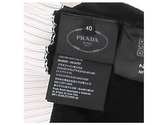 Suéter cropped preto e branco Prada com logo bordado - vista 5