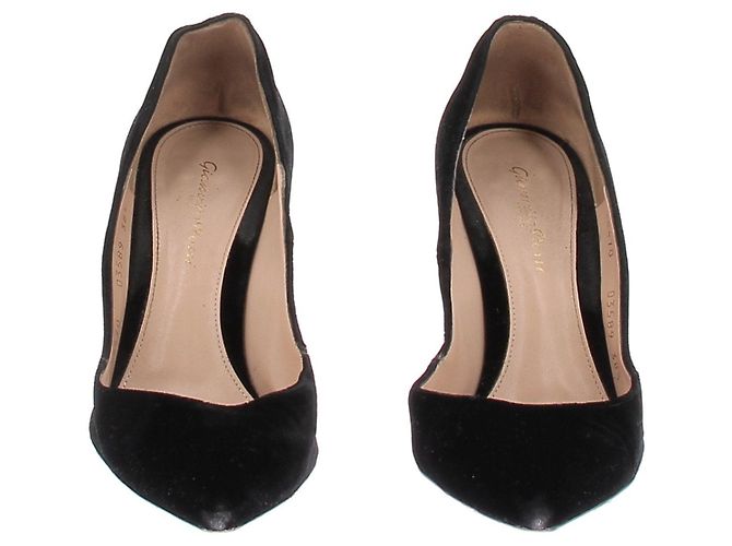 Gianvito Rossi Pumps aus schwarzem Samt mit Spitz zulässiger Kappe - Ansicht 4