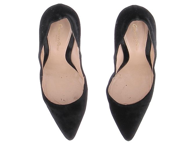 Gianvito Rossi Pumps aus schwarzem Samt mit Spitz zulässiger Kappe - Ansicht 6