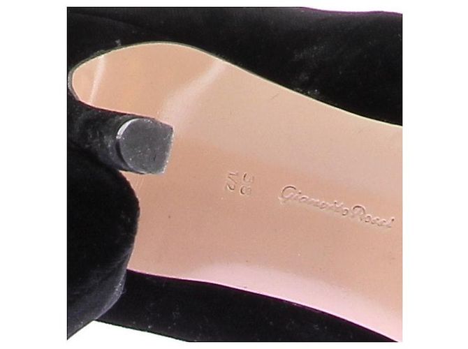 Gianvito Rossi Pumps aus schwarzem Samt mit Spitz zulässiger Kappe - Ansicht 8
