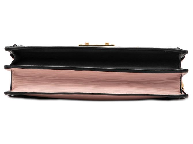 Clutch Trunk Epi Rosa Louis Vuitton - vista 3