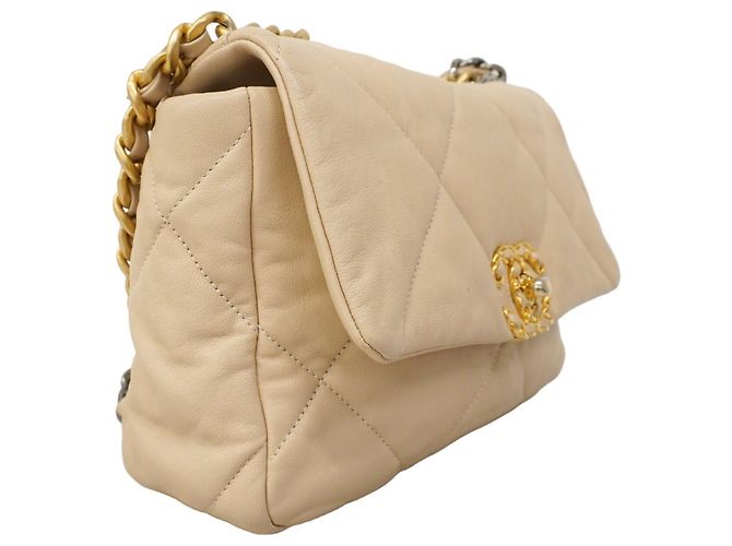 Borsa a spalla in pelle di agnello Chanel 19 in beige - vista 2
