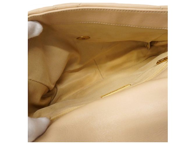 Borsa a spalla in pelle di agnello Chanel 19 in beige - vista 4
