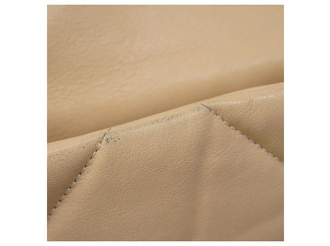 Borsa a spalla in pelle di agnello Chanel 19 in beige - vista 7