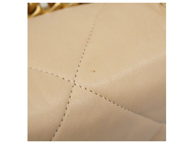 Borsa a spalla in pelle di agnello Chanel 19 in beige - vista 9