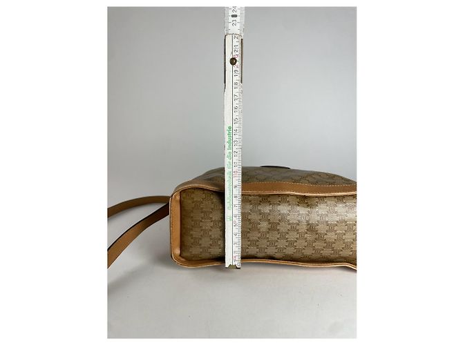 Céline Vintage Celine Paris Triomphe Monogramm Schultertasche aus Kamel-Leder - Ansicht 12