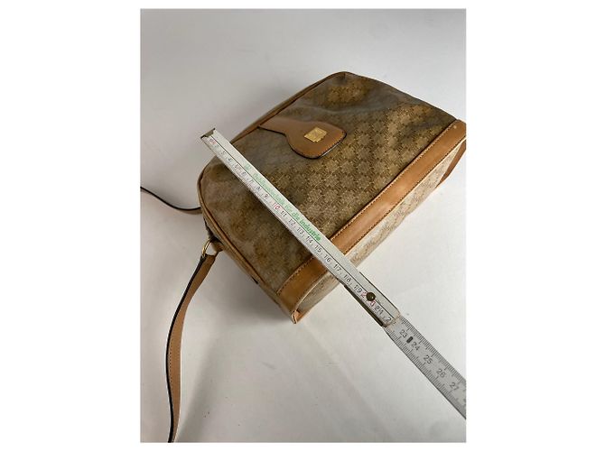 Céline Vintage Celine Paris Triomphe Monogramm Schultertasche aus Kamel-Leder - Ansicht 13