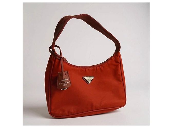Prada Re-Edition 2000 Handtasche aus rotem Nylon - Ansicht 2