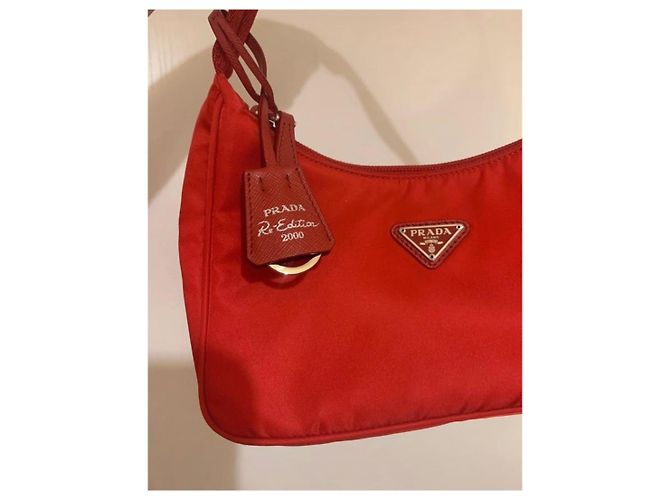 Prada Re-Edition 2000 Handtasche aus rotem Nylon - Ansicht 3