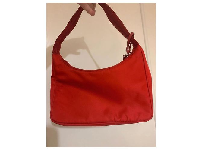 Prada Re-Edition 2000 Handtasche aus rotem Nylon - Ansicht 4