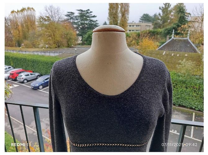 Chloé Kleid aus grauer Merinowolle mit Ketten-Details - Ansicht 2