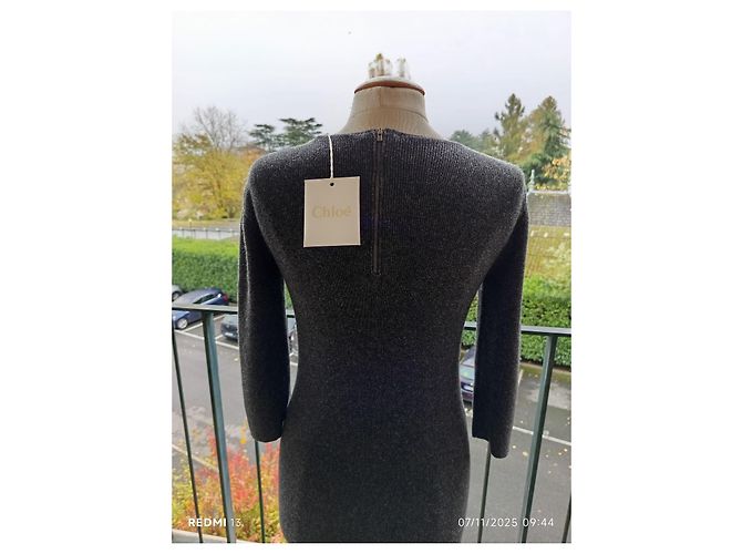 Chloé Kleid aus grauer Merinowolle mit Ketten-Details - Ansicht 6