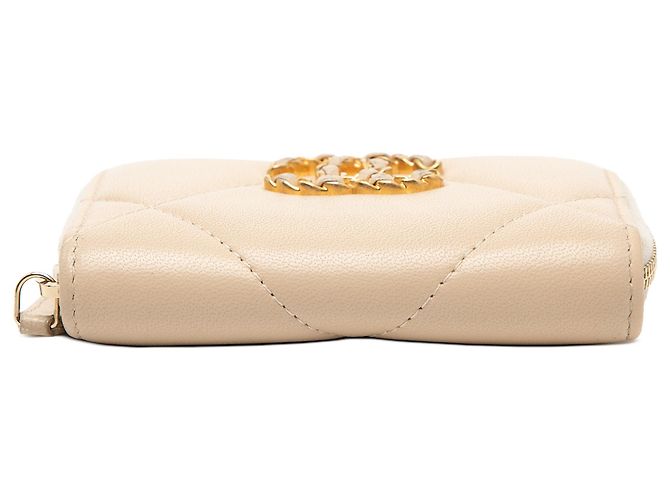 Porta-moedas com zíper Chanel 19 em pele de cordeiro acolchoada bege - vista 3