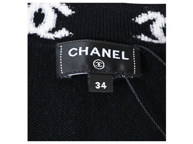 Timeless Chanel Blütenknopf 2023 Strickweste aus schwarzem Kaschmir - Ansicht 4