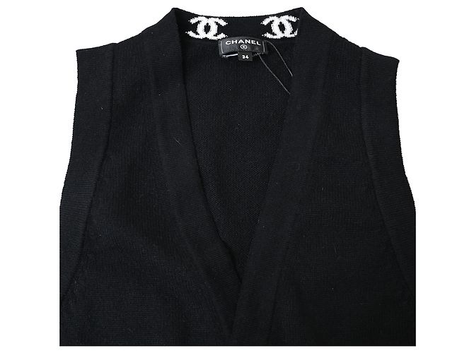 Timeless Chanel Blütenknopf 2023 Strickweste aus schwarzem Kaschmir - Ansicht 5