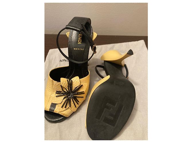 Sandali Fendi in pelle di serpente gialla 37 Giallo - vista 10